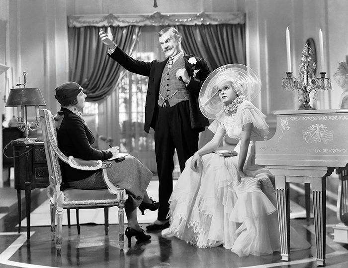 9th August 1933: Jean Harlow (1911 - 1937) is Hollywood sex goddess Lola Burns and Frank Morgan (1890 - 1949) is her father, Pop Burns, in 'Bombshell', (aka 'Blonde Bombshell') directed by Victor Fleming. Mary Forbes (1883 - 1974) plays Mrs Middleton.